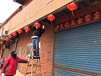 年關近,北竿塘岐率先開始掛燈籠的年節情境佈置工作。(圖/文:陳鵬雄)
