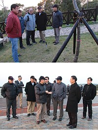 交通部政務次長王國材一行昨天下午參訪媽祖宗教文化園區和觀景平台,產發處說明富士櫻種植規劃情形。(圖/文:吳嘉榮)