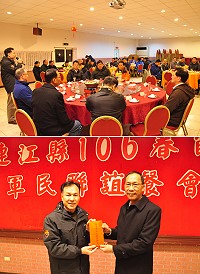 　106年春節軍民聯誼餐會，地區組成的馬祖各界春節致敬團感謝國軍戍守馬祖辛勞。（圖／文：馮紹夫）