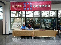 春節返鄉旅客多,陳雪生服務團隊進駐松機設立服務台,連江縣交通旅遊局也派員在松山輪值。(圖:陳雪生國會辦公室提供)