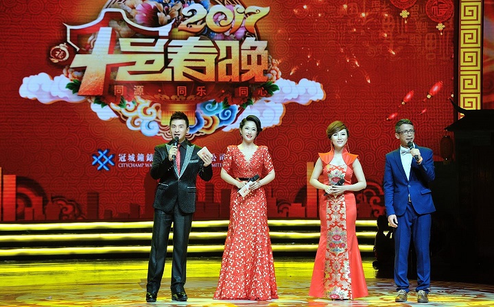 第3屆福州十邑春晚4大主持人(左起)林凱、楊柳、鄭曉晶、王建華