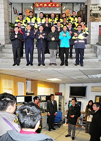 大年除夕,縣長劉增應、副縣長王忠銘特別連袂前往警察局、消防局等各值夜單位拜年,向執勤人員道聲「辛苦了」,並一起作揖祝賀鄉親雞年快樂、萬事如意。(圖/文:曹重偉)