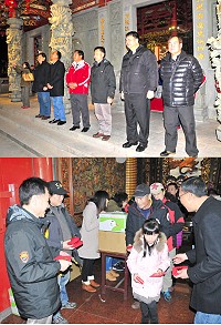 馬祖境天后宮除夕「搶頭香、送金幣」活動人氣旺,縣長劉增應、立委陳雪生、指揮官楊海明等來賓特別前往主持開宮門儀式,在出口致贈鄉親吉利小紅包。(圖/文:曹重偉)