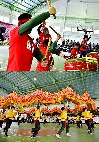 東引軍民賀新春,舞龍舞獅表演外,國軍官兵穿著原住民傳統服飾,舞動熱情活力,充滿過年歡樂氣氛。(圖/文:陳其敏)