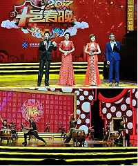 2017福州十邑春晚4大主持人(左起)林凱、楊柳、鄭曉晶、王建華及馬祖代表團演出民俗舞碼「祈福鼓慶」。(圖:連江縣政府文化處)