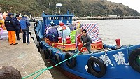兩馬同春鬧元宵,由大陸馬尾區致贈大小型花燈運抵北竿。(圖:龍福旅行社)