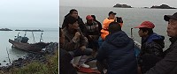陸籍「琼○江-1XXX8」號漁船莒光海域擱淺,我方救援船員均安。(圖:馬祖海巡隊、陳貽斌)