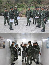 (上圖)唐副參謀長現地會勘。(下圖)唐副參謀長現勘營舍。(圖/文:林鑫宏)
