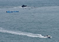 新春期間海上的風浪，洶湧動盪的時間居多，不過，喜愛釣魚的東引民眾總是能把握短暫安穩的好天氣，駕著小船出海甩竿。北固礁周邊海域鱸魚多，釣船也不約而同地在這裡集合、比試釣技。 （圖／文：陳其敏）