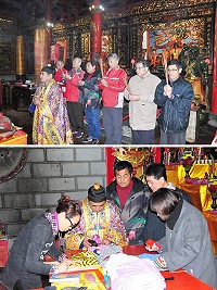 馬祖境天后宮近期展開新年度太歲燈及光明燈更換工作,為表慎重,特邀請道教法師康理發來馬主持安太歲法事,依古典法事為申請信眾們祈福;法會期間也有不少信眾攜帶衣服請法師蓋上媽祖娘娘印信,以求消災解厄。(圖/文:曹重偉)