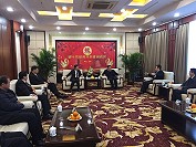 　在兩馬同春鬧元宵點燈儀式前，縣長劉增應、立委陳雪生、議長張永江、副議長陳書建於下午5時在馬尾臥龍山莊與書記趙學峰會面，就琅岐碼頭2018年完成啟用，雙方交換看法及意見交談。（圖：連江縣政府）