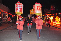 　送喜是馬祖擺暝中的一項傳統，新郎手持喜燈前往家中，在神明賜福下事事美滿順利。（圖／文：馮紹夫）