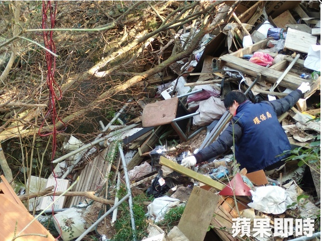 環資局工作人員到現場清理拍照追查元兇。