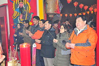 元宵佳節,縣長劉增應夫婦一行前往南竿各廟宇上香祈福,致贈香油錢及慰勉眾廟宇社友們在過年期間執行各項工作的辛勞。(圖/文:曹重偉)