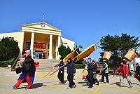 　東引最盛大熱鬧的「白馬尊王」遶境今天登場，保長公先打頭陣「清道」。（圖／文：陳其敏） 