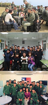 (上圖)志工媽媽上亮島,與官兵們一同話家常。(下圖)志工媽媽與弟兄姊妹開心合影。(圖/文:鄭凱仁)