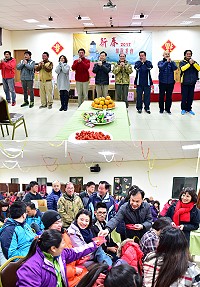 東引鄉新春暨元宵節茶會摸彩活動,縣長劉增應發送金雞報喜福袋,祝福鄉親新春愉快,平安如意。(圖/文:陳其敏)