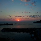 　過去的幾天裡，夕陽幾乎成為每天的尋常風景。在乾冷空氣裡沉落的夕陽，火紅、圓滿碩大，為白日將盡的剎那，留下最燦爛的美麗。（圖與文：陳其敏）