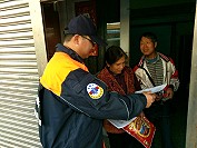 　中正路國宅火災案經消防局鑑識小組現勘後判定確為電線走火引起，北竿消防隊實施加強住戶宣導措施。（圖／文：陳鵬雄）