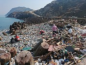 　東引鄉公所清潔隊員配合退潮及平穩海象，清理東堤礫灘大量垃圾。（圖／文：陳其敏） 