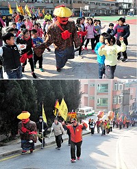 迎接一年一度的元宵遶境最大盛事,山隴白馬尊王廟17日上午先行清道,行經介壽國中小時,保長公受歡迎程度爆表,人氣直衝偶像明星。(圖/文:曹重偉)