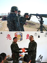 上圖:指揮官視導各項裝備。下圖:指揮官致贈慰問金。(圖/文:鄭凱仁)