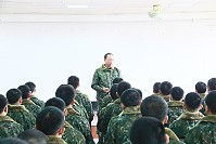 楊指揮官對新兵實施精神講話。(圖/文:范智傑)