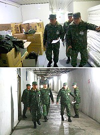 上圖:唐副參謀長勘查裝備整備情形。下圖:唐副參謀長勘查空間使用。(圖/文:謝佳熹)