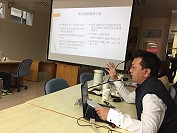 縣府昨天召開106年第4次主管週報,會前由酒廠總經理劉九銘說明馬祖酒廠願景。(圖:連江縣政府)