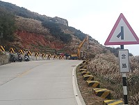 　東引燈塔路通往莒山廣場的岔路，內側邊坡施作石砌擋牆，鄉公所籲請駕駛人小心慢駛。（圖／文：陳其敏）