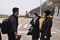 　《這些年那些事》劇組抵達馬祖，文化處長吳曉雲前往機場接機。（圖／文：馮紹夫）