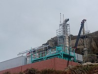 　東引發電廠新增防音貨櫃型柴油發電機組，已經在試運轉發電之中。（圖／文：陳其敏） 