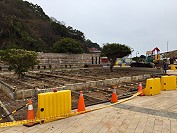 介壽澳口公園入口處左側的木質舞台,由於年久失修、多處損壞,縣府工務處已於近日展開維修工程,預定4月底前完成。施工期間造成不便之處敬請見諒,也提醒附近居民勿接近施工區域,以策安全。(圖/文:曹重偉)