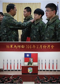 (上圖)楊指揮官為晉陞人員授階。(下圖)楊指揮官主持2月份月會。(圖/文:吳誌益)