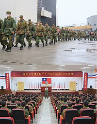 (上圖)役男實施步行訓練。(下圖)指揮官對新兵實施精神講。(圖/文:謝佳熹)