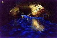 南竿北海坑道夜間「藍眼淚」遊程3月起開航,讓旅客體驗如同電影般的夢幻美景。(圖:馬管處提供,游奕坤-無聲的喧嘩)