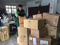 終於等到船開了,南北竿28日有大批包裹運進,郵務人員從早忙到晚完成分送作業。(圖/文:陳鵬雄)
