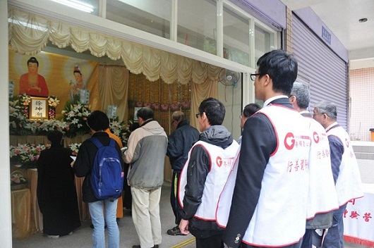 馬祖徐上兵這場遲了50年的告別式,今天下午在榮公墓舉行,有志工、退役士兵來送行。記者游明煌/攝影