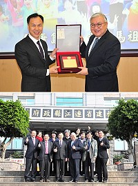臺北醫學大學校長閻雲2日抵馬參訪,劉增應在歡迎會上特別致贈象徵最高榮譽的金質榮譽縣民證給閻雲,盛讚「北醫改變了馬祖」。(圖/文:曹重偉)