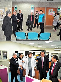 　來自母校的關懷！臺北醫學大學校長閻雲一行2日抵馬參加校友會成立大會，並特別前往縣立醫院關懷在地服務校友們，看見昔日師長們來訪，北醫大校友們各個都相當驚喜。（圖／文：曹重偉）