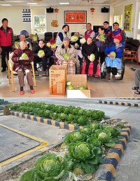 監理站馬祖三寶大豐收,站長王敦濤將收成總重約70斤的蔬菜全數贈與大同之家,老人家們看見這麼多漂亮又新鮮的蔬菜都相當開心。(圖/文:曹重偉)