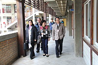 　考試委員張明珠、監察委員章仁香一行4日巡視馬祖高中考場，同時給予試務人員關心與打氣。（圖／文：吳嘉榮）