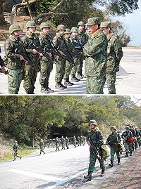 (上圖)楊指揮官提醒官兵行軍訓練重點。(下圖)機步連官兵實施行軍訓練。(圖/文:謝佳熹)
