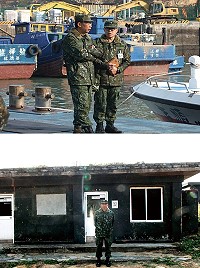 (上圖)指揮官抵達白沙港討論動線。(下圖)指揮官與當時服役時連長室合影。(圖/文:陳紀彰)
