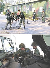 (上圖)人員進行防空組裝測驗。(下圖)輪保士進行車輛保養鑑測。(圖/文:鄭凱仁)