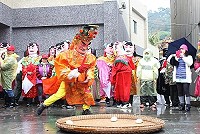 西莒威武陳元帥回宮,全島鄉親歡送元帥,出發前孩囝進行「搶包」活動增添熱鬧氣氛。(圖:本報資料室)