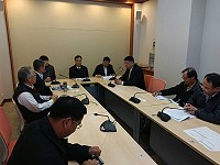 立委陳雪生邀集運輸研究所長吳玉珍及其部屬,與劉增應、張永江等人討論大橋興建案,運研所預估3個月內可完成初步報告。(圖:連江縣政府提供)