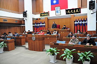 　縣議會臨時會昨天進行議案審查議程，由副議長陳書建主持，縣府由副縣長王忠銘率提案單位主管列席說明；經過議員質詢用途及官員充分說明之下，審查過程相當順利，共審查20案全數照案通過。（圖／文：曹重偉）