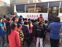 塘岐國小日前協調北竿公車站前進校園做現場模擬宣導乘車安全。(圖/文:陳鵬雄)