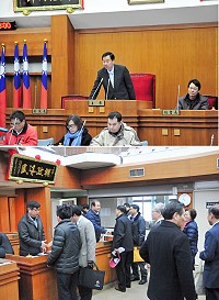 　議長張永江敲下議事槌，象徵縣議會第6屆第4次臨時大會圓滿閉會；縣府官員們特別向出席議員們握手致意感謝支持與指教。（圖／文：曹重偉）